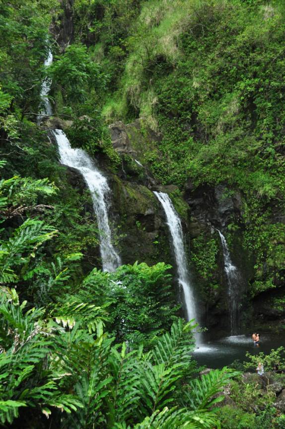 Muitas cachoeiras na estrada para Hana, na costa leste de Maui, no Havaí